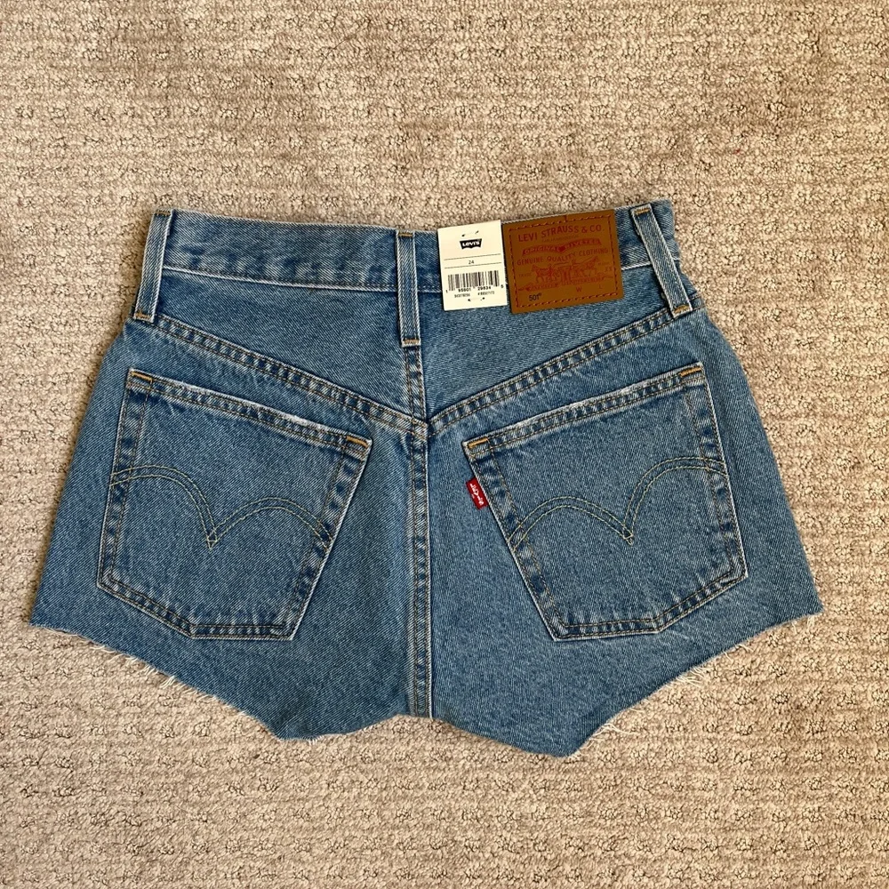 NWT Levi’s 501 Original Cutoff Denim Short, Size 24, Ojai Light Stone - Picture 2 of 10